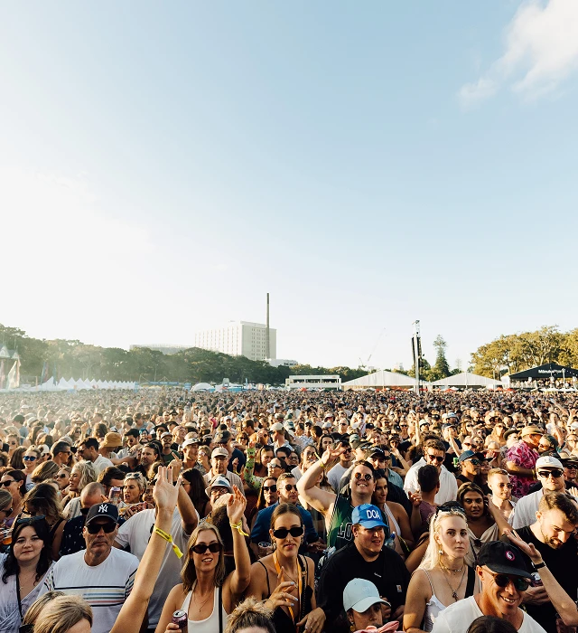 Fans jumping in unison as the music drops at SYNTHONY